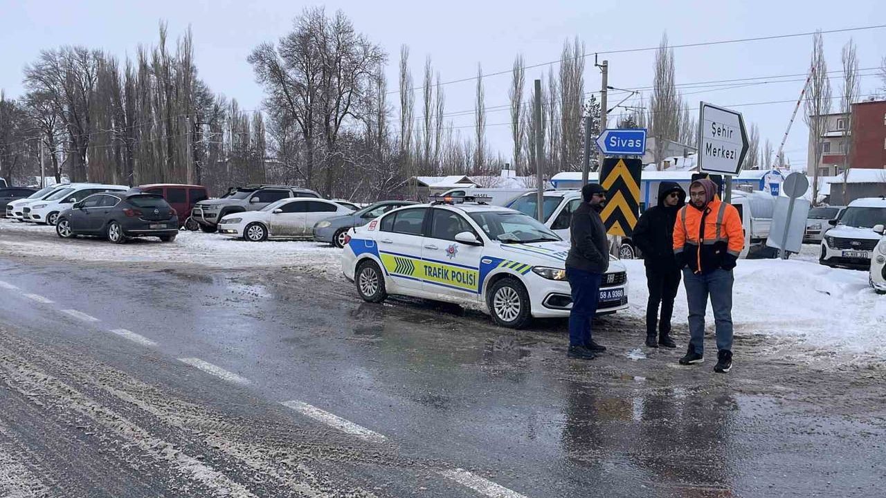Sivas-Malatya kara yolu tipi nedeniyle trafiğe kapatıldı; uzun araç kuyruğu oluştu