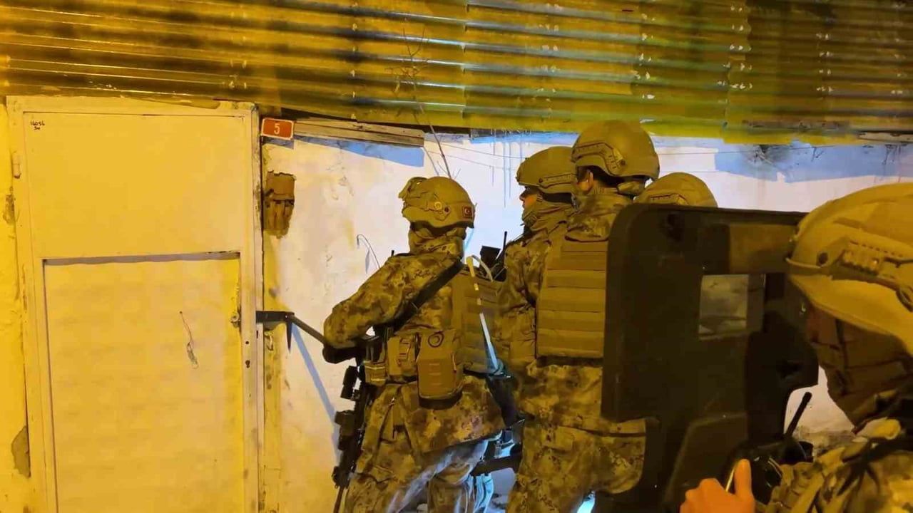 Sivas merkezli siber dolandırıcılık operasyonunda 18 şüpheliden 11’i tutuklandı