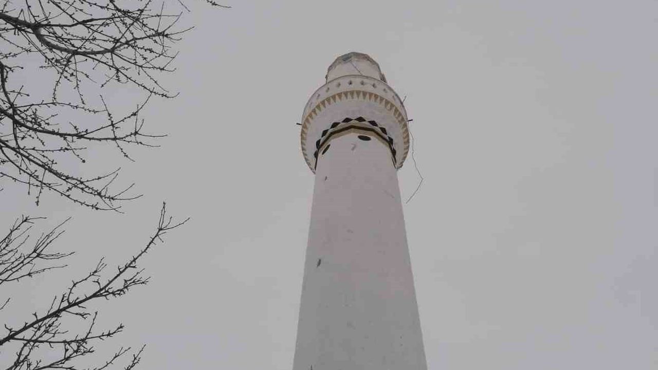 Sivas Pınarca'da şiddetli rüzgâr cami minare külahını kopardı: Can kaybı yok, maddi hasar oluştu