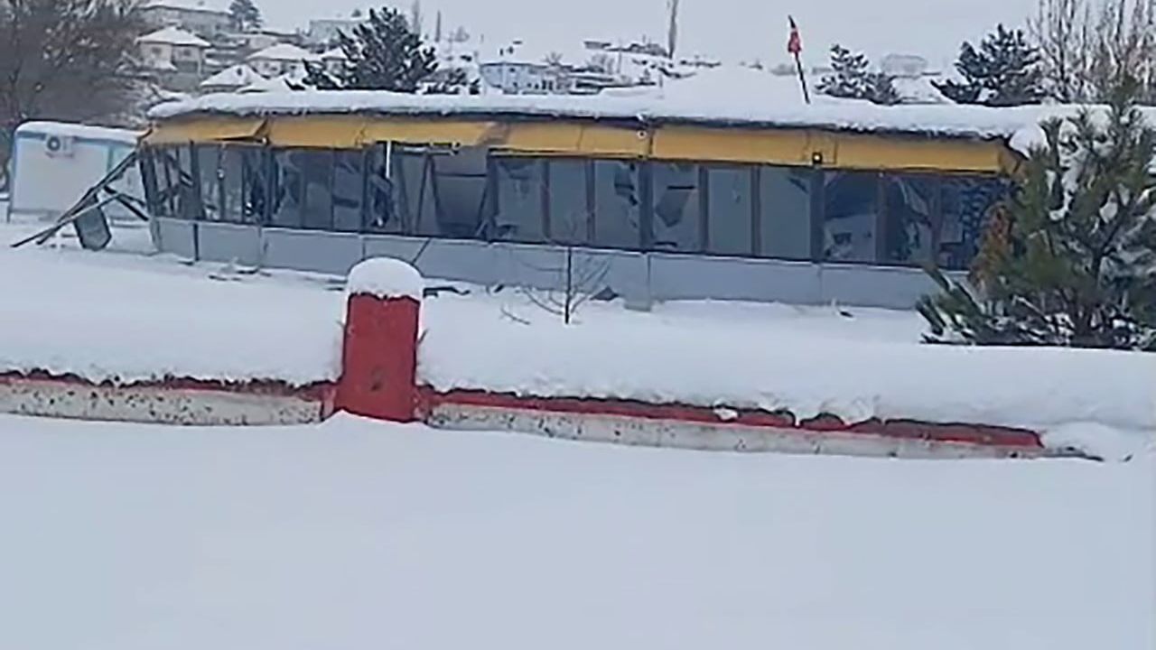 Sivas Sızır'da düğün salonu çatısı kar yüküne dayanamayarak çöktü
