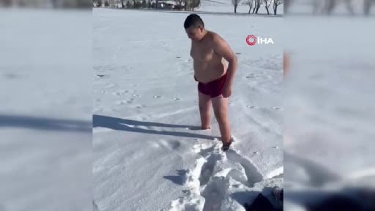 Sivas'ta 14 yaşındaki judocu Abdullah Duhan Kartal kar banyosu yaptı