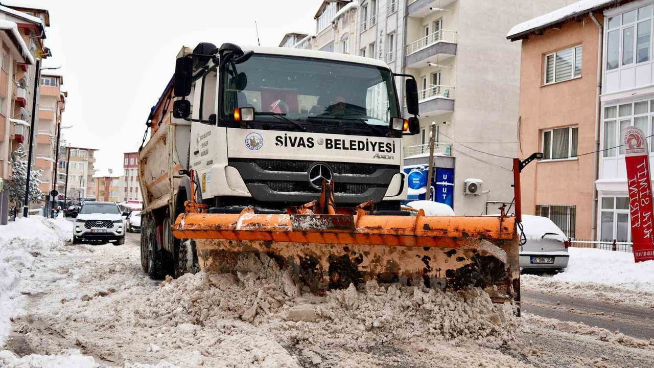 Sivas'ta 20 yılın en yoğun karı: Ulaşım aksadı, belediye yolculara sıcak çorba ikram etti