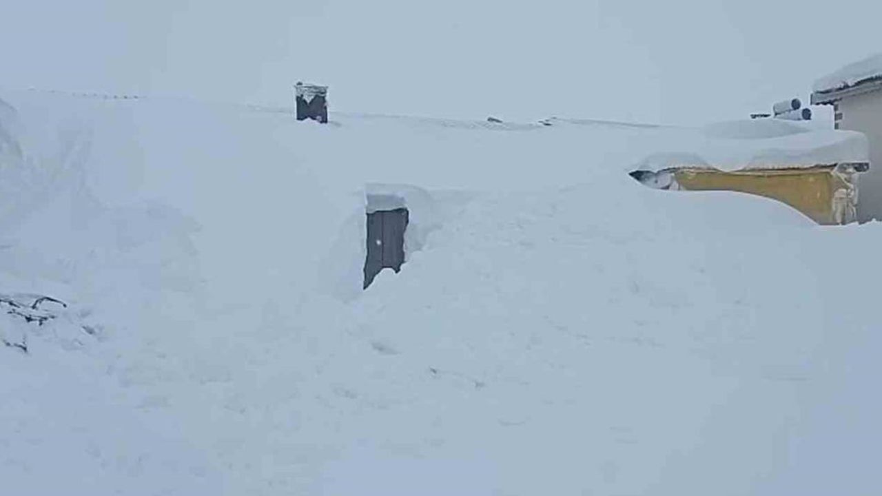 Sivas'ta 3 metre kar: Taşlıhüyük'te çiftçi 2 saatte ahır kapısını bularak hayvanlarına ulaştı