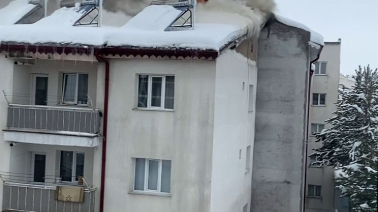 Sivas'ta 5 katlı binanın çatısında çıkan yangın kontrol altına alındı