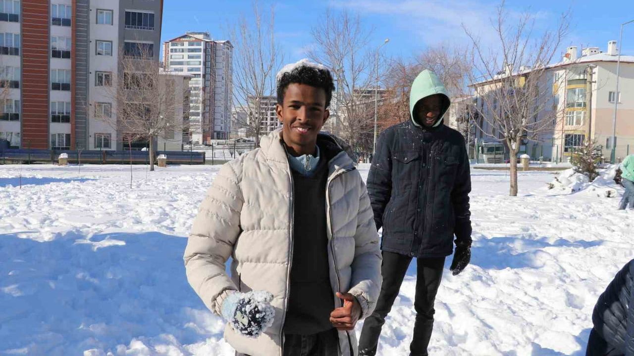 Sivas'ta Afrikalı öğrenciler ilk kez karla tanıştı