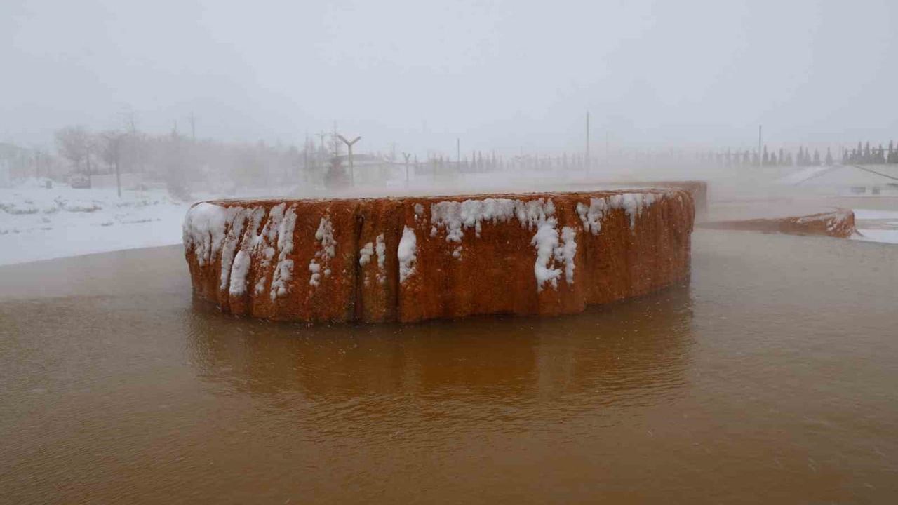Sivas'ta Altınkale Travertenleri karla kartpostallık görüntüler oluşturdu