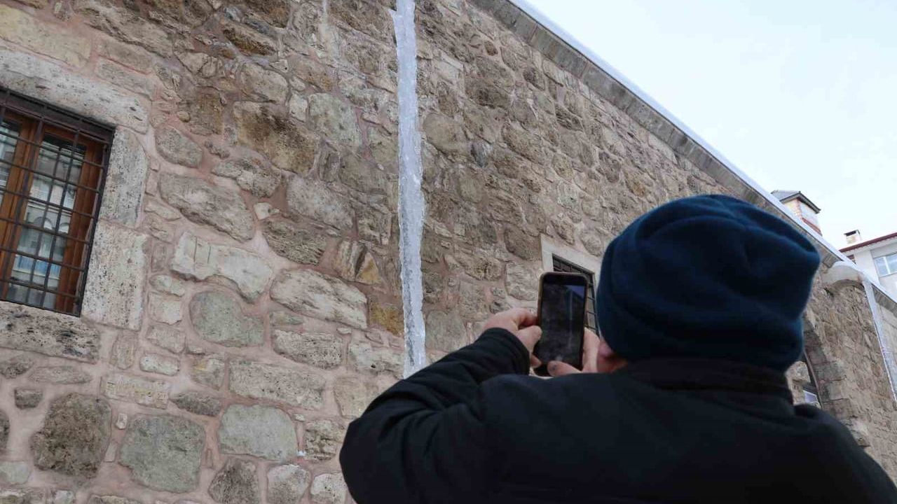 Sivas'ta Behrampaşa Hanı duvarlarında 4 metreye varan buz sarkıtları