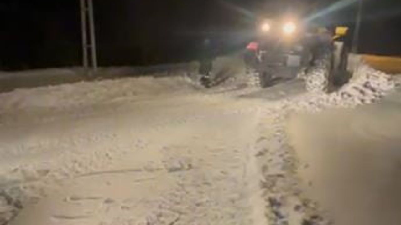 Sivas'ta Beydili köyünde rahatsızlanan vatandaş için karla mücadele ekipleri yol açtı