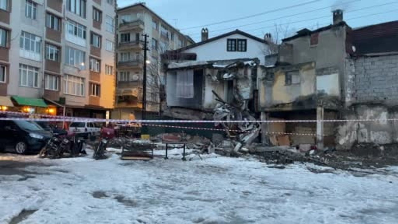 Sivas'ta boşaltılan iki katlı metruk bina çöktü; AFAD ve polis inceleme başlattı