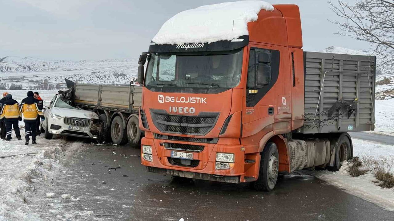 Sivas'ta buzlanma sonucu trafik kazası: Sivaslı iş adamı Ahmet Yasak yaşamını yitirdi