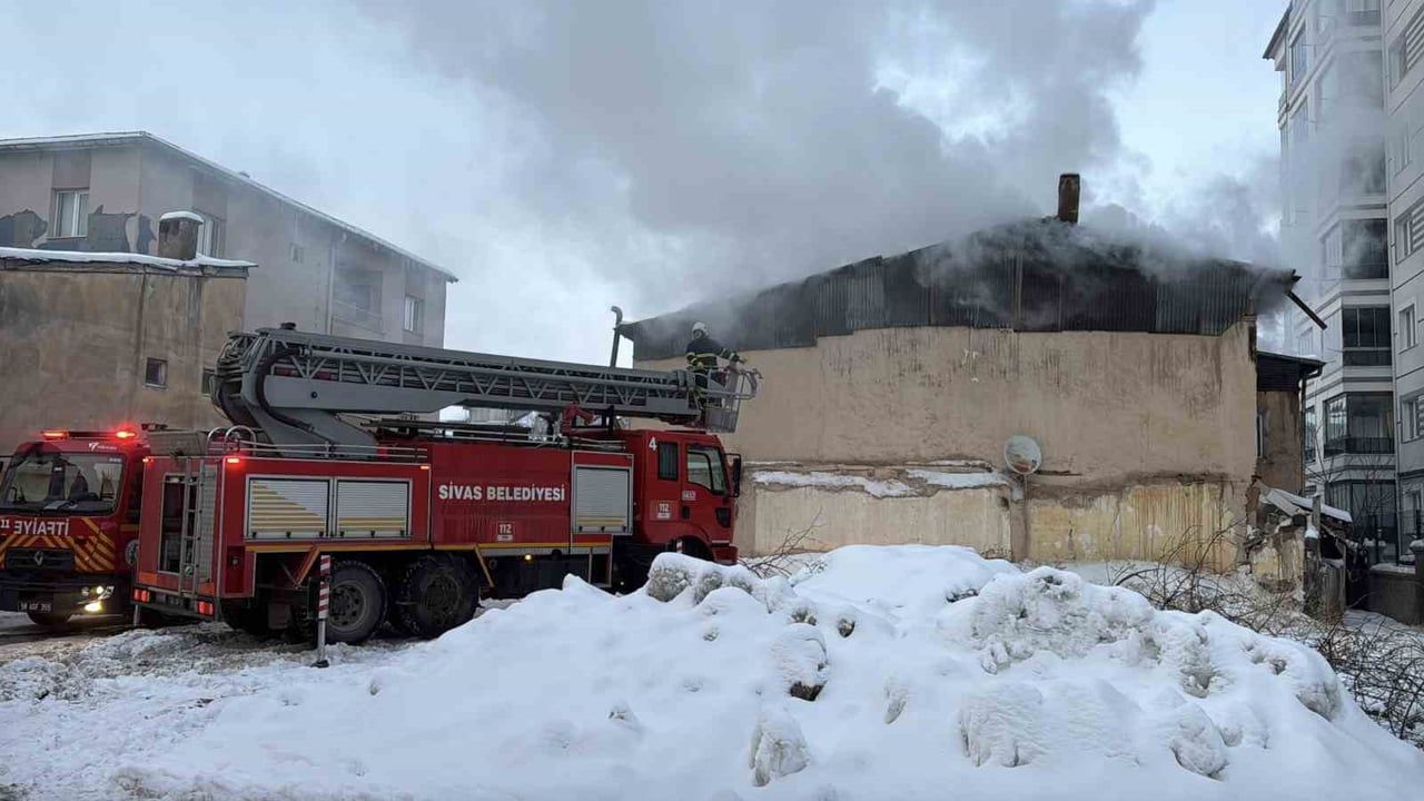 Sivas'ta çatı katı yangını itfaiyenin erken müdahalesiyle büyümeden söndürüldü