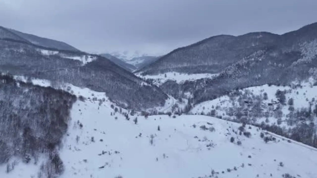 Sivas'ta Dipsizgöl ve Şelalesi Karla Örtüldü — 'Sivas'ın Karadeniz'i' Dronla Görüntülendi
