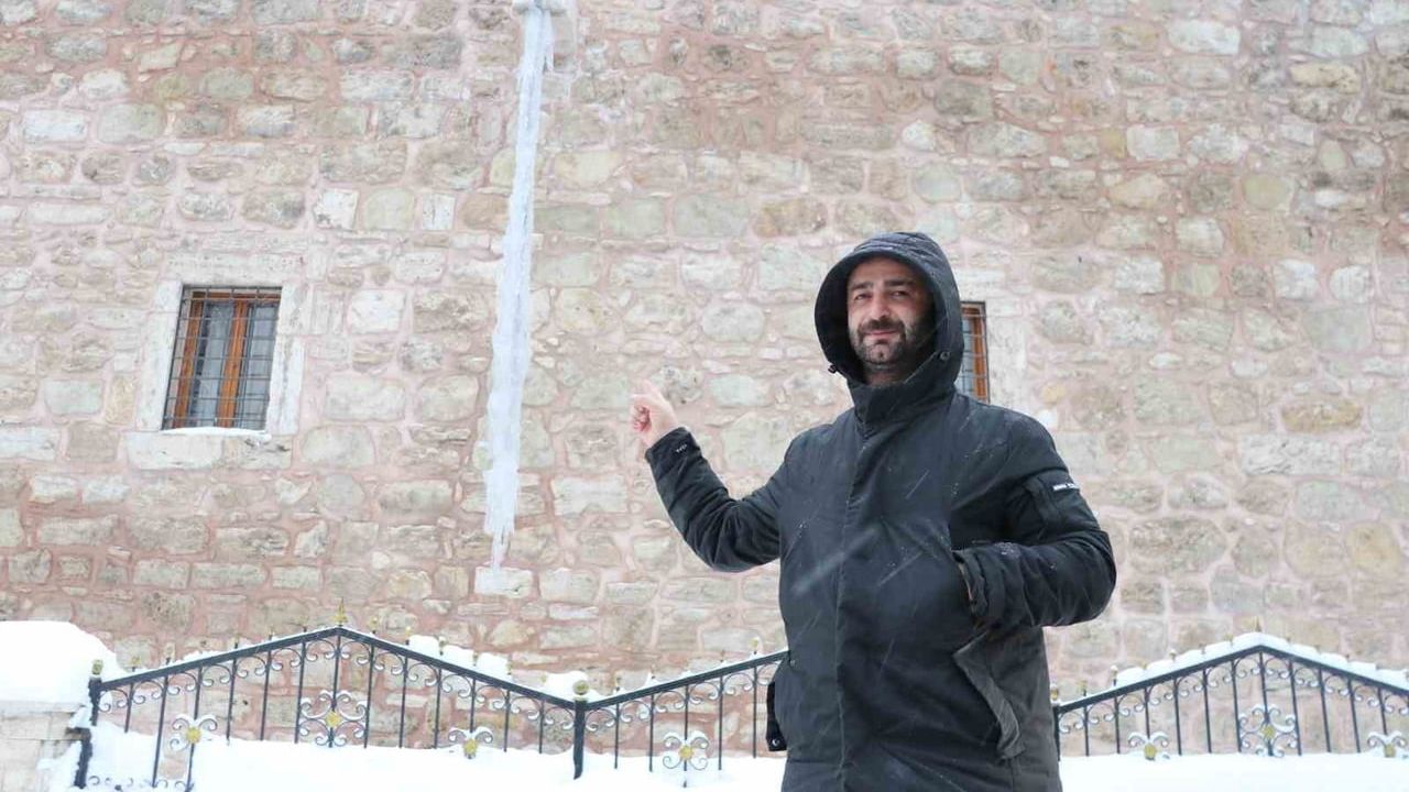 Sivas’ta dondurucu soğuk: Sıfırın altında 19 derece ve metrelerce buz sarkıtı