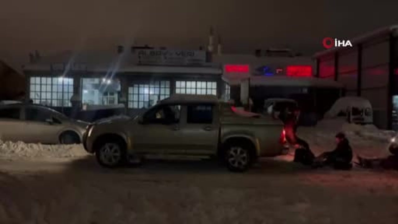 Sivas’ta esnaf Tanju Kaya, çıraklarıyla birlikte karda kaydı