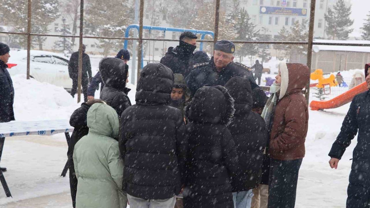 Sivas'ta jandarma Sevgi Evleri çocukları için kızak şenliği düzenledi