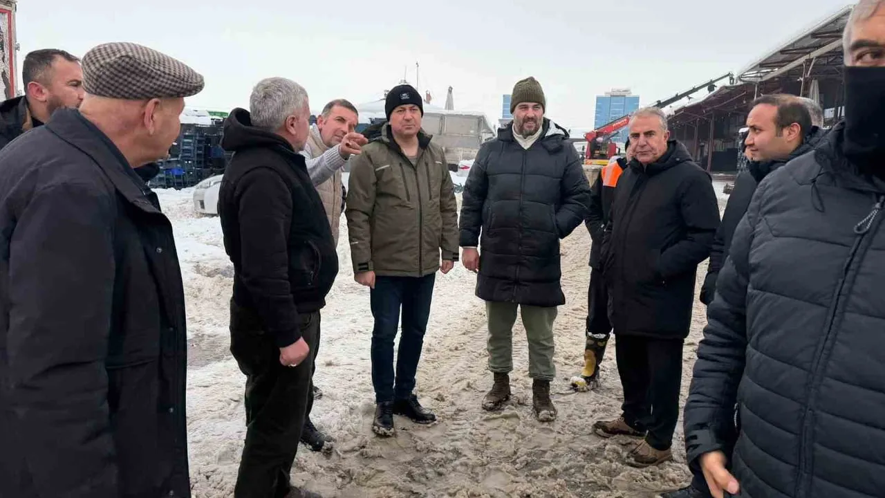 Sivas'ta kar nedeniyle sundurmalar çöktü; Başkan Dr. Adem Uzun inceleme yaptı