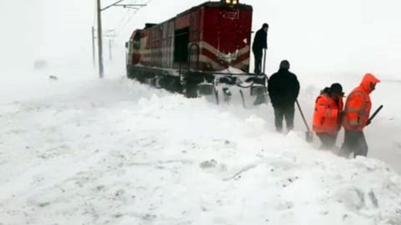 Sivas'ta Kar Ulaşımı Aksadı: Demiryollarında Gecikmeler ve Personel Müdahalesi
