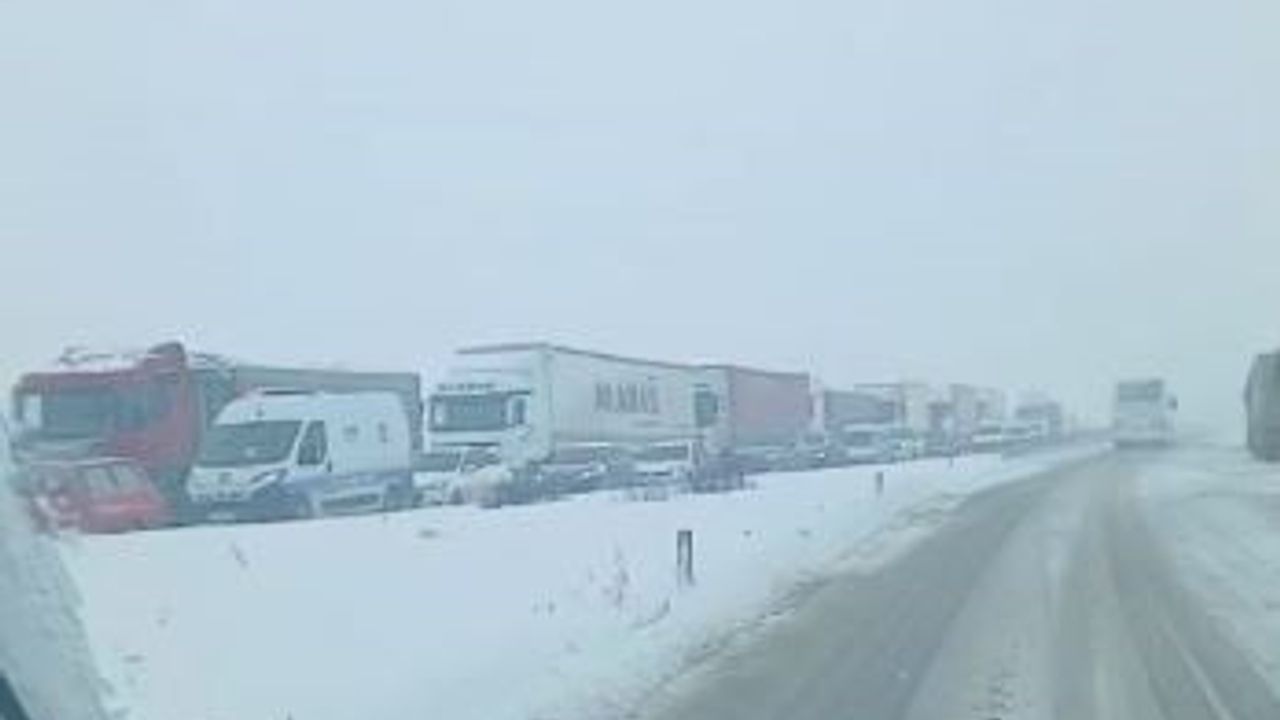 Sivas'ta kar ulaşımı etkiledi: Sivas-Malatya ve Sivas-Kayseri kara yolları trafiğe kapatıldı