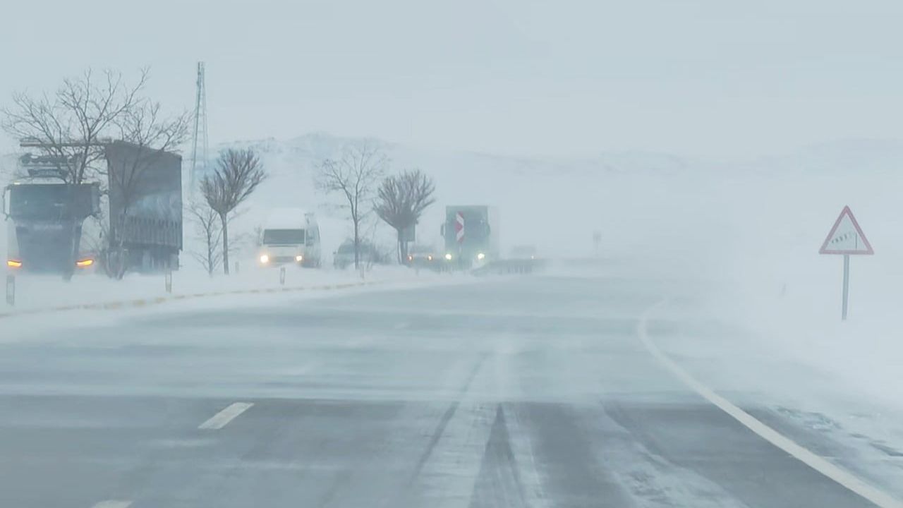 Sivas'ta Kar ve Soğuk Hava Ulaşımı Aksattı: 1.455 Yerleşim Yerinden 800'ü Araçla Ulaşılamıyor