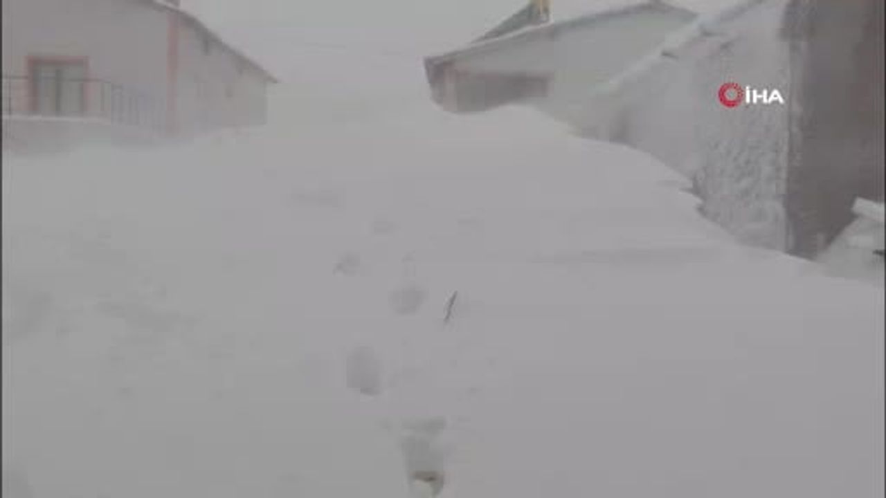 Sivas’ta Kar ve Tipi Hayatı Zorluyor: Altınyayla’da Yer Yer 3 Metreye Ulaşan Birikim