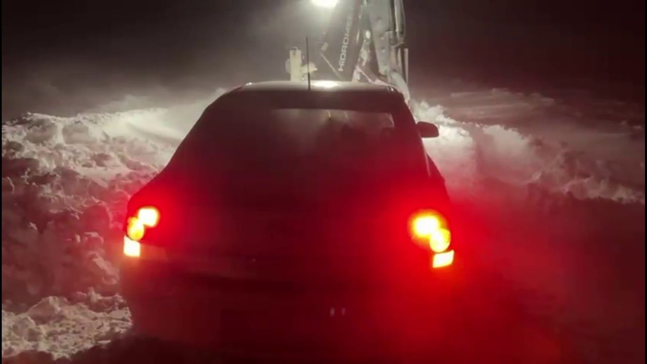 Sivas'ta Kar ve Tipi Ulaşımı Aksattı: Şarkışla-Altınyayla Yolu Kapandı