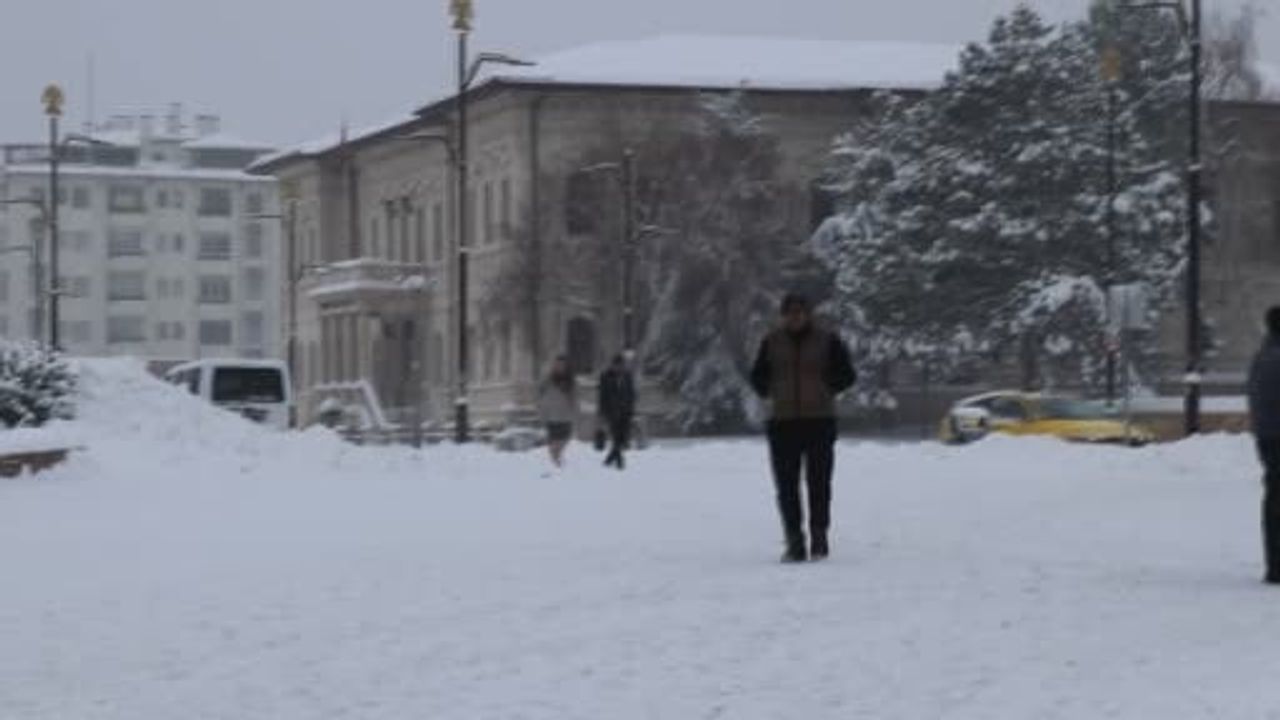 Sivas'ta kar yağışı kenti beyaza bürüdü: Tarihi Kent Meydanı masalsı görüntü kazandı