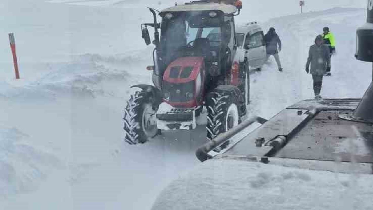 Sivas'ta kar yağışı ulaşımı aksattı: Altınyayla-Kangal yolunda mahsur kalan araçlar kurtarıldı