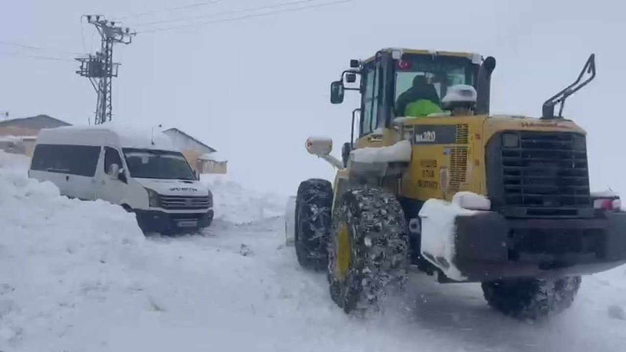 Sivas'ta kar yolları kapattı: Hüseyin Kaya'nın cenazesi beş saatlik çalışmayla köye ulaştırıldı