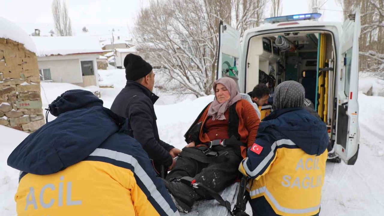 Sivas’ta Karalar Köyü’nde 58 yaşındaki hasta için karla mücadele ekipleri seferber oldu