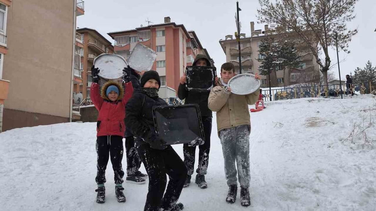 Sivas'ta karne tatili: Öğrenciler karı tepsilerle eğlenceye çevirdi