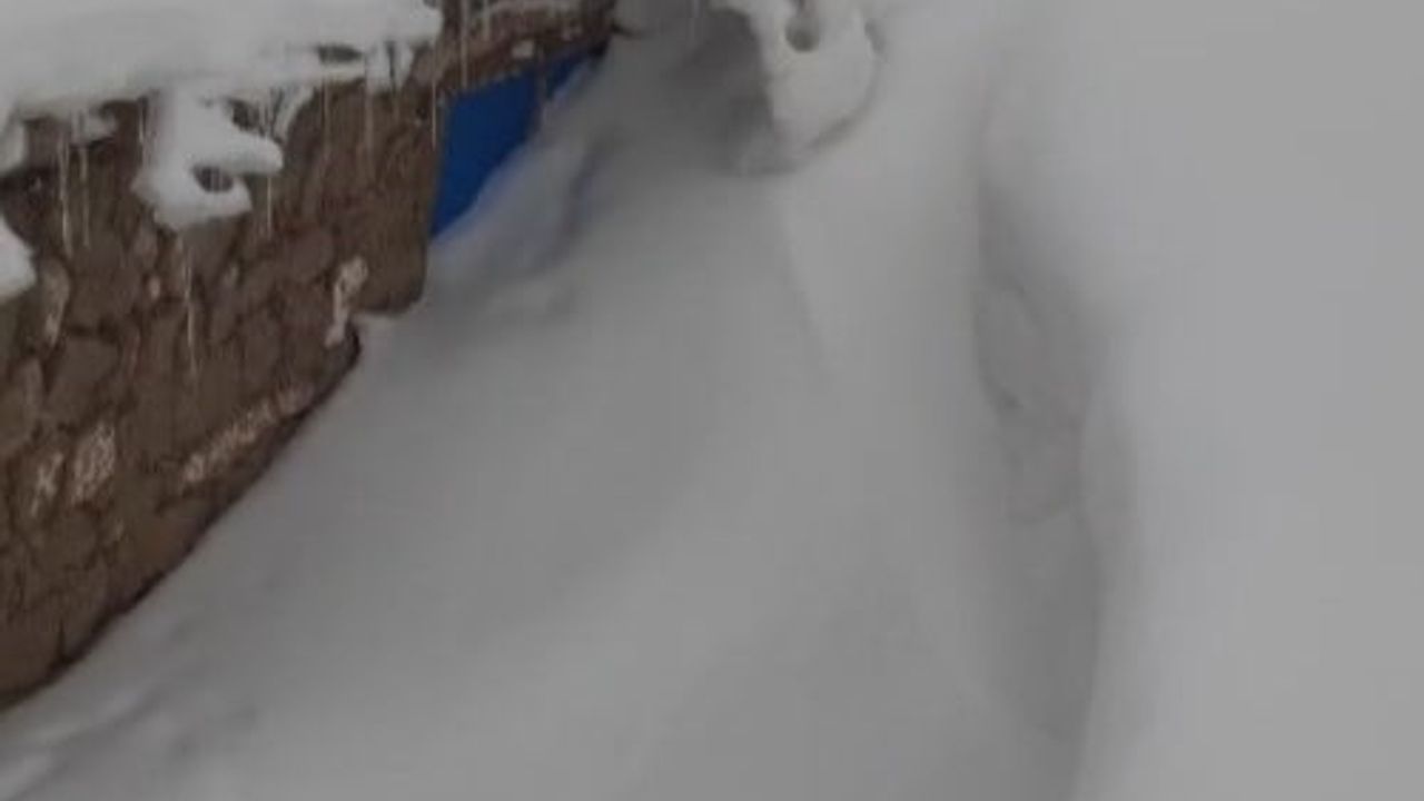 Sivas’ta kırsalda bina boyu kar: Altınyayla Başören’de kar kalınlığı 3 metreye ulaştı