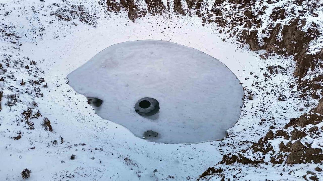 Sivas'ta Kızılçan Gölü dondu: Güneşe göre renk değiştiren krater gölü kış manzarası