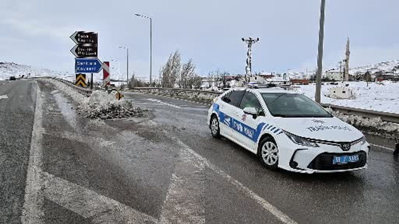 Sivas'ta kuvvetli fırtına nedeniyle Sivas-Kayseri kara yolu araç trafiğine kapatıldı