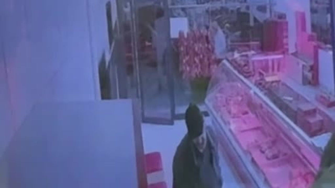 Sivas'ta Perakende Sebze Hali'nde Silahlı Kavga: İki Kardeş Yaralandı, Görüntüler Kamerada