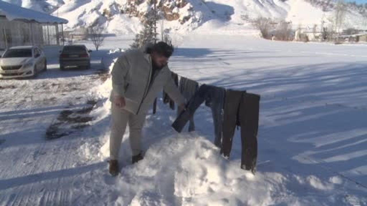 Sivas'ta Sibirya soğukları: Dışarı asılan çamaşırlar -21°C'de dondu