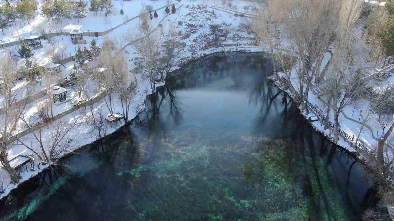 Sivas'ta Sibirya soğukları her yeri dondurdu; Gökpınar Gölü donmadı