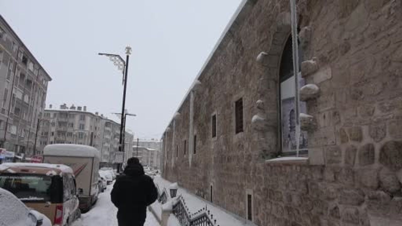 Sivas’ta Sibirya soğukları: Sıfırın altında 19 derece ve metrelerce buz sarkıtları