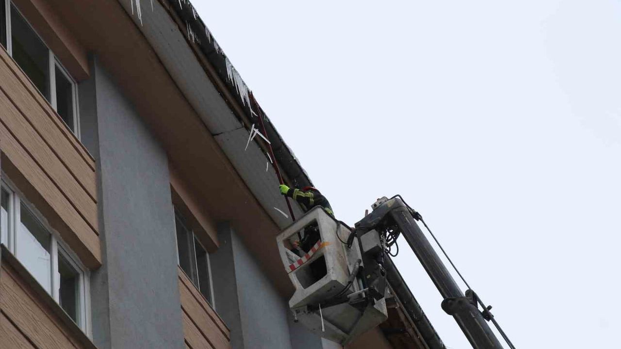 Sivas’ta Sibirya soğukları sonrası oluşan buz sarkıtlarına itfaiye müdahalesi