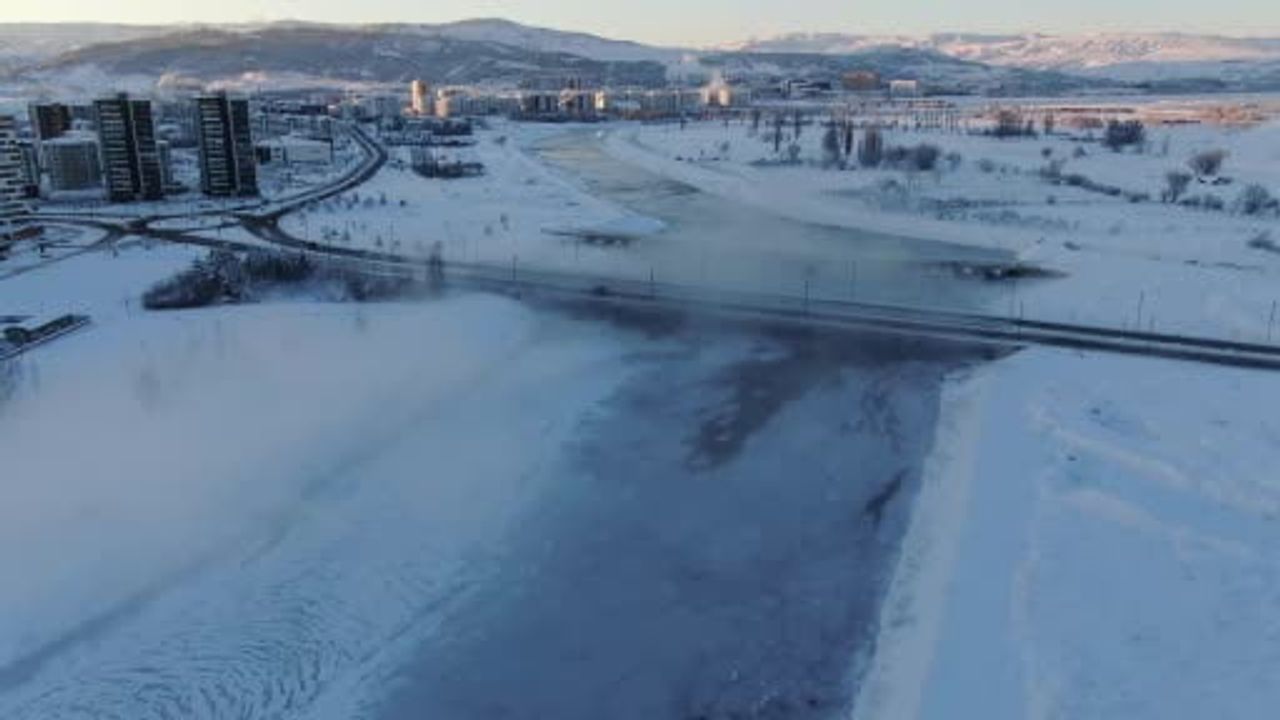 Sivas’ta sıcaklık sıfırın altında 19 dereceye düştü; Kızılırmak kısmen dondu
