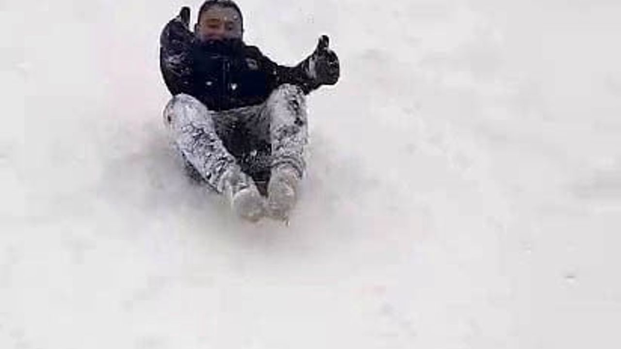 Sivas'ta sıfırın altında 25°C: Kar hayatı felç ederken renkli görüntüler ortaya çıktı