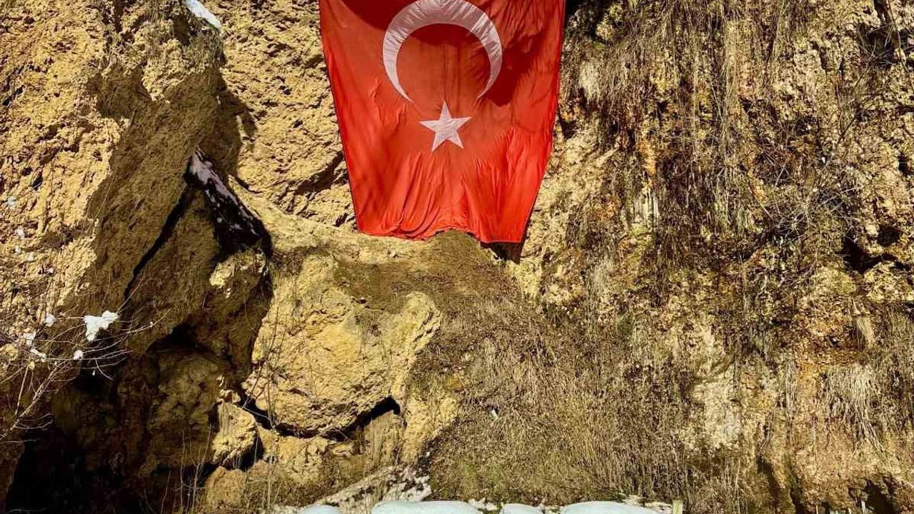 Sivas'ta Sızır Şelalesi buz tuttu: Eksi 21°C'ye düşen sıcaklıkta 3 metreye varan sarkıtlar oluştu