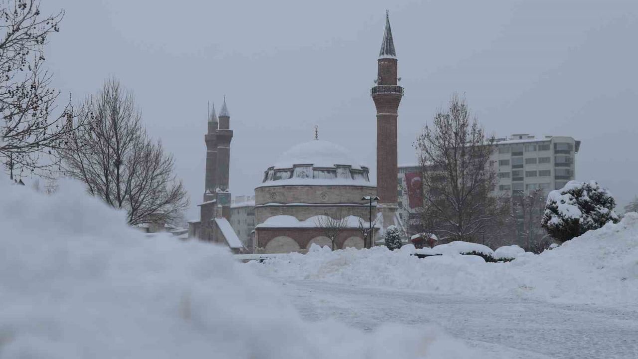 Sivas'ta Tarihi Kent Meydanı karla kaplandı