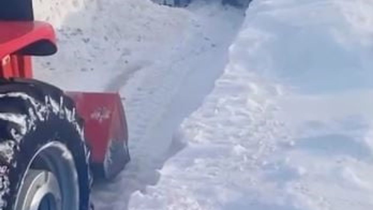 Sivas'ta Tipi Nedeniyle Kara Saplanan Midibüs, Muhtarın Traktörüyle Kurtarıldı