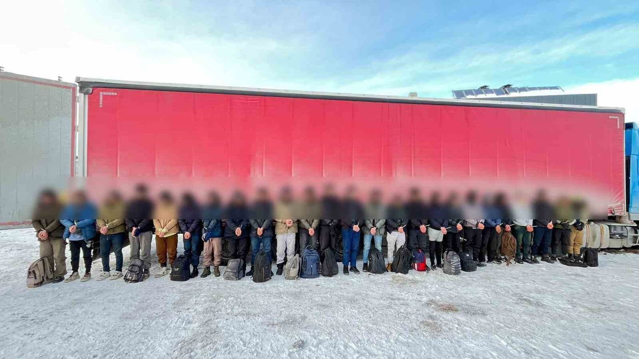 Sivas’ta tır dorsesinde 25 yabancı uyruklu şahıs yakalandı; şoför tutuklandı