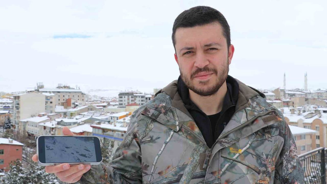 Sivas'ta yaban hayatı fotoğrafçısı Mustafa Aslan, domuz sürüsünün sıfırın altında 20 derece suda karşı kıyıya geçişini görüntüledi