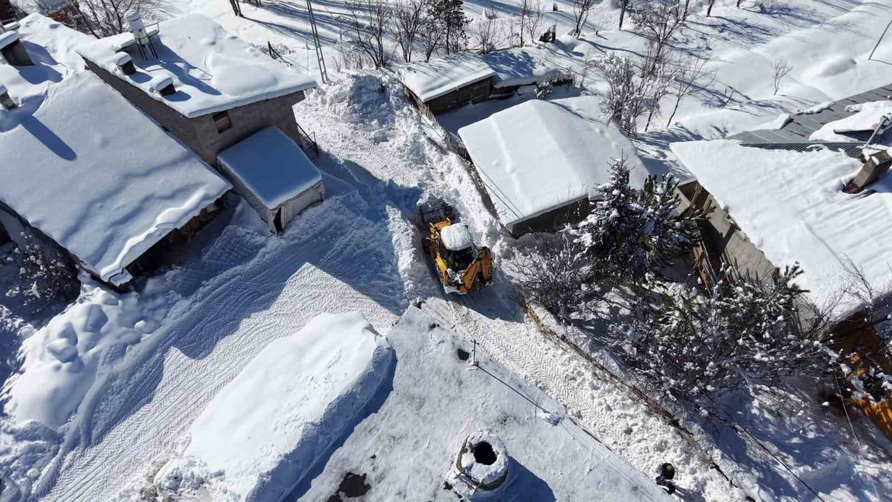 Sivas'ta Yeniköy Muhtarı Kepçeyle Kapanan Köy Yollarını Kendi Açtı