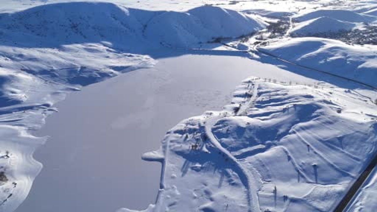 Sivas'ta Yıldız Göleti tamamen dondu: Kartpostallık kış manzaraları