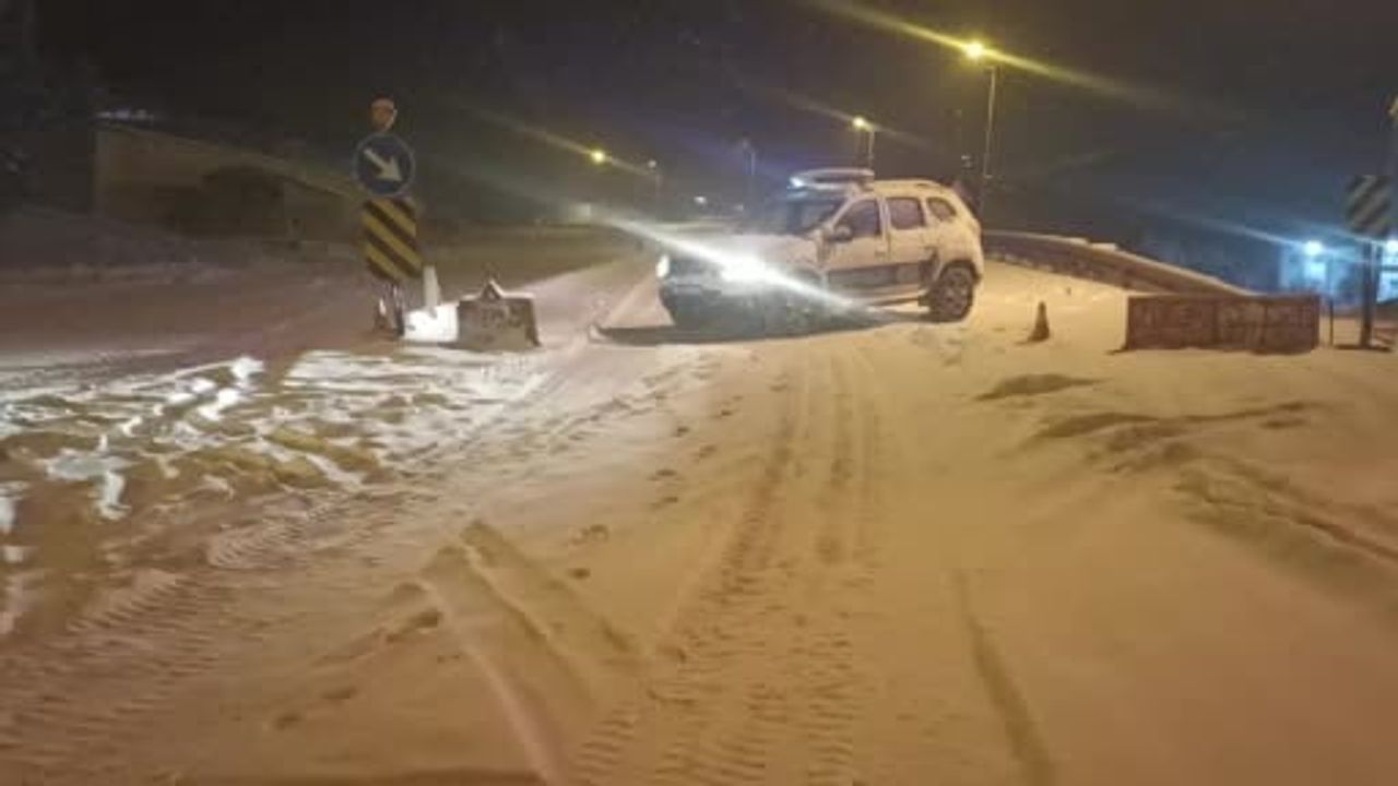 Sivas'ta yoğun kar ve tipi: Gürün'de mahsur kalan 700 kişi okul yurtlarına yerleştirildi