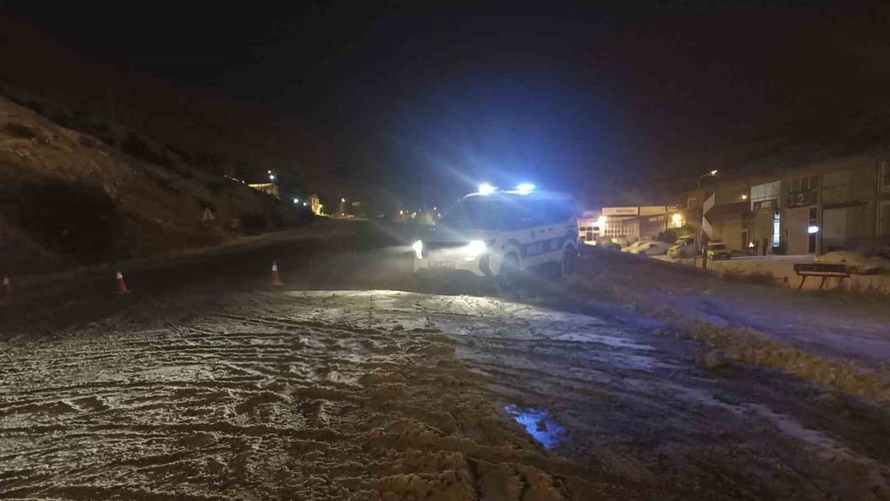 Sivas'ta yoğun kar ve tipi nedeniyle Kayseri-Malatya kara yolu çift yönlü kapatıldı