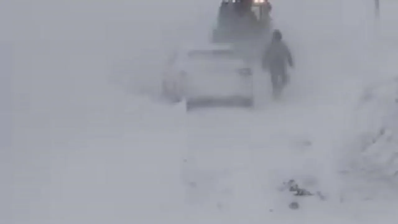 Sivas'ta Yoğun Kar ve Tipi Ulaşımı Aksattı: Bazı Karayolları Kapandı